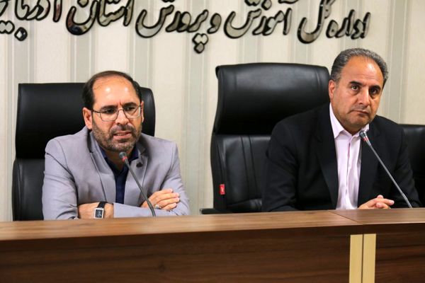 نشست مدیرکل آموزش و پرورش آذربایجان شرقی با نمایندگان مجلس دانش‌آموزی