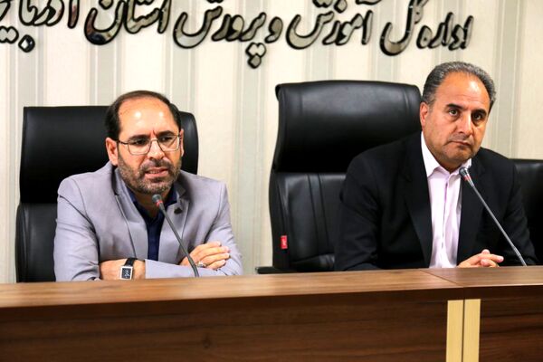 نشست مدیرکل آموزش و پرورش آذربایجان شرقی با نمایندگان مجلس دانش‌آموزی