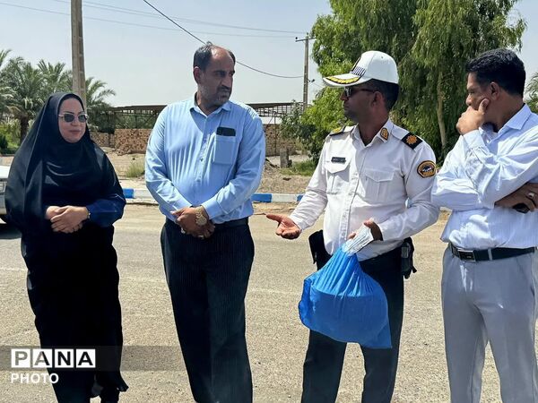 توزیع کلاه ایمنی رایگان به راکبین موتور سیکلت روستای نعمت آباد 