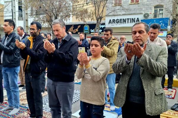 صفوف به‌هم پیوسته نمازگزاران در قروه