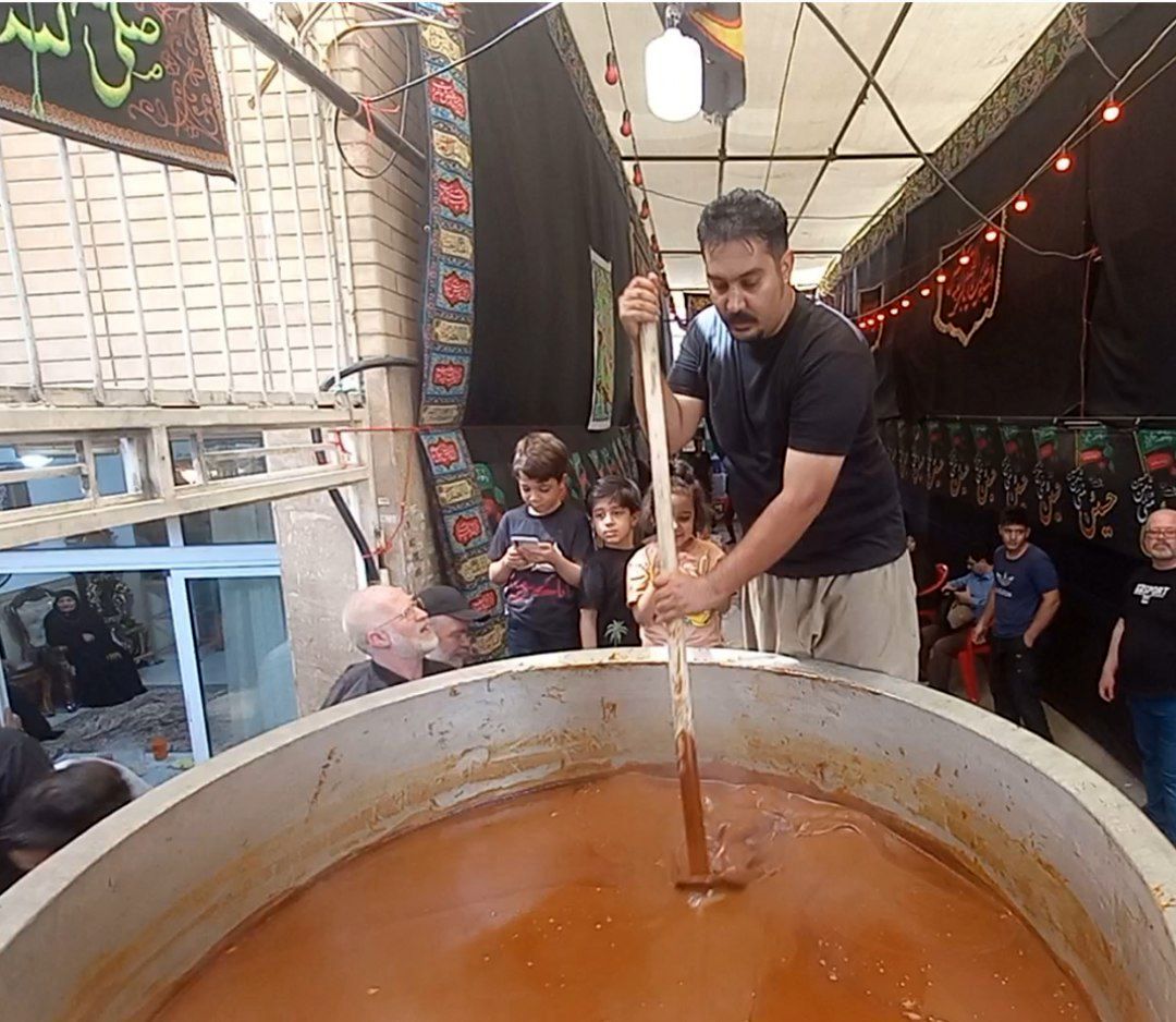 شور حسینی در اصفهان؛ پخت سمنوی نذری در الیادران همزمان با ۱۳ محرم