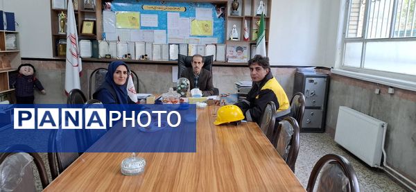 آموزش مصرف درست گاز همزمان با سرد شدن هوا در دبستان ملاصدرا در شهرستان قدس