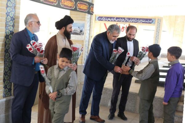 مدرسه باقرالعلوم (ع) فیروزکوه میزبان مراسم پرشور گلباران مزار شهدا با حضور مسئولان شد
