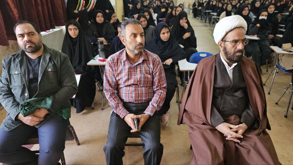 آیین گرامیداشت روز دانش‌آموز با حضور مسئولان منطقه ۱۳ در دبیرستان طلیعه شاهد