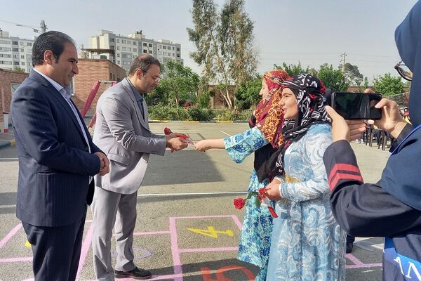 پاسداشت مقام شامخ معلم در آموزشگاه هیأت امنایی فرزانگان ملارد؛ با نواختن زنگ سپاس معلم 