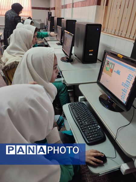 بازدید دانش‌آموزان مدرسه شکوفه‌های انقلاب از پژوهش‌سرای رازی