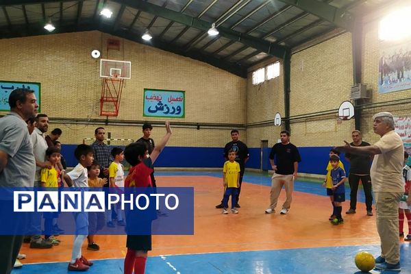 پدر و پسر در میدان ورزش؛ شور و نشاط ورزشی در مدرسه علامه طباطبایی پیشوا