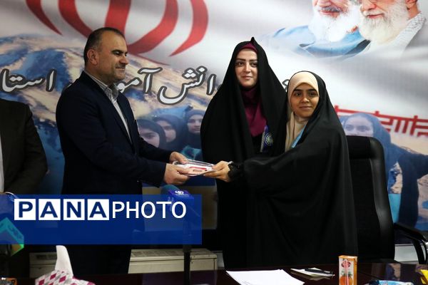 تقدیر از طلایه‌داران آگاهی در مازندران 