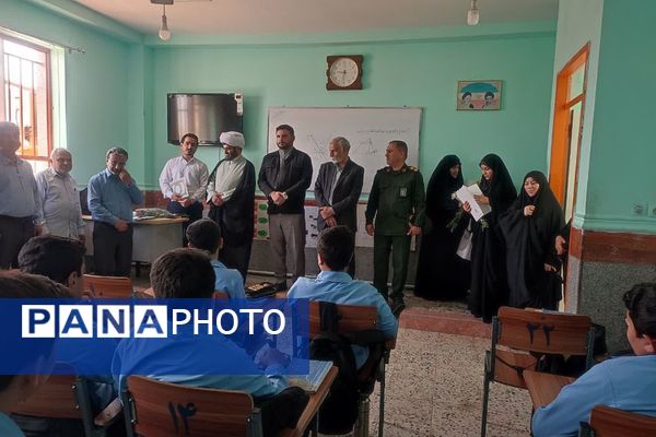 تجلیل از مدیر و کارکنان مدرسه نمونه رازی سعدآباد