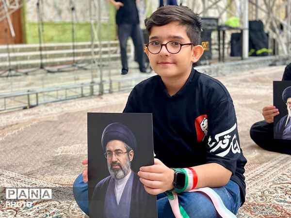 طنین سرود باید برخاست در حرم امام(ره)