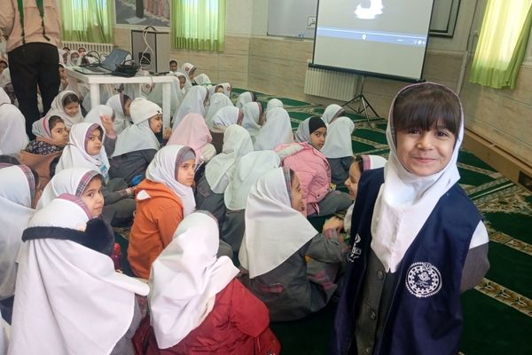 اکران انیمیشن یوز ایرانی در نماز خانه دبستان دخترانه نرجس یک و دو 