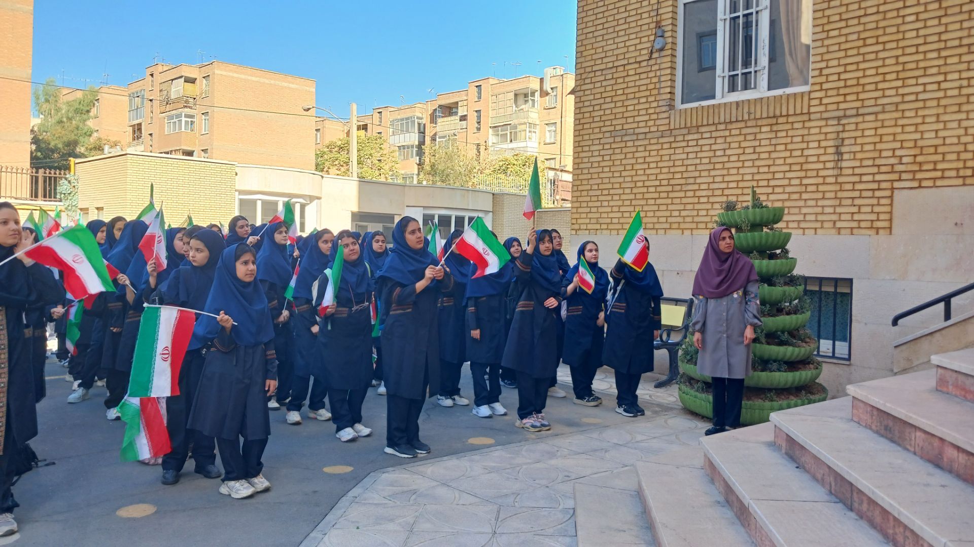 اول مهر؛ بازگشت پس از نه ماه، میان جای خالی‌ها و داغی ماندگار