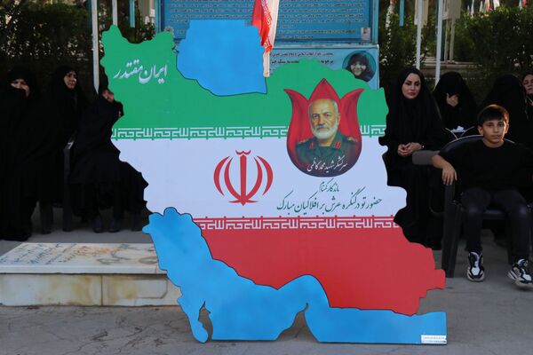 ادای احترام وزیر آموزش و پرورش و فرماندهان سپاه بر مزار سردار شهید کاظمی در بهشت رضا(ع)