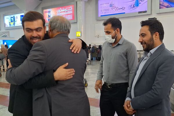 استقبال از زائران حرم امام رئوف در فرودگاه شیراز
