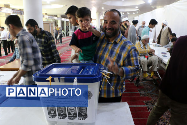 جلوه‌هایی از حضور نوجوانان قمی در شعبه‌های اخذ رای -1