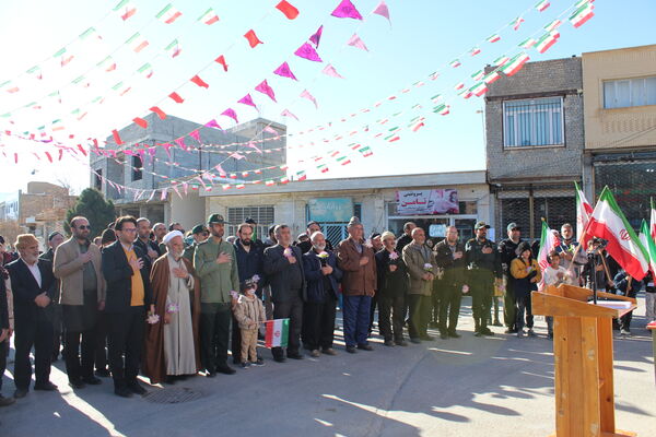 تمثال مبارک امام خمینی(ره) در شهر درق گلباران شد 