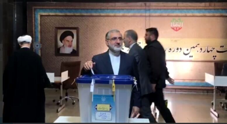 رئیس دفتر رئیس‌جمهور رای خود را به صندوق انداخت+فیلم