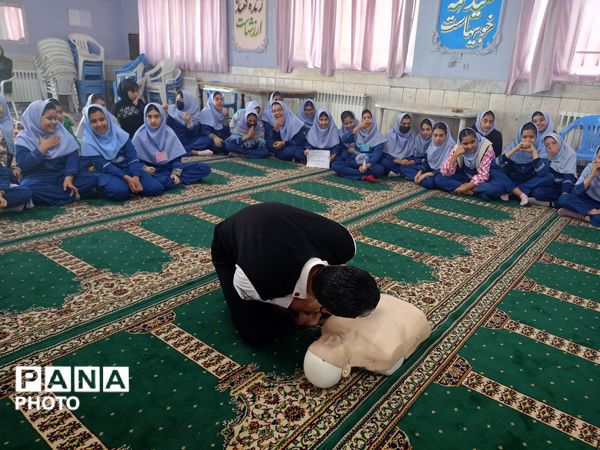 جلسه  آموزشی طرح ماهر سفیران سلامت در مدرسه بنت المهدی صدر ۲