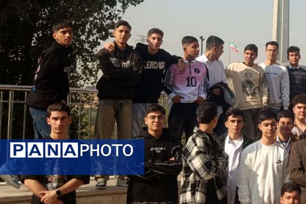 بازدید دانش‌آموزان دبیرستان شهدای علم‌ و فناوری بهارستان دو از دانشکده دندانپزشکی تهران 