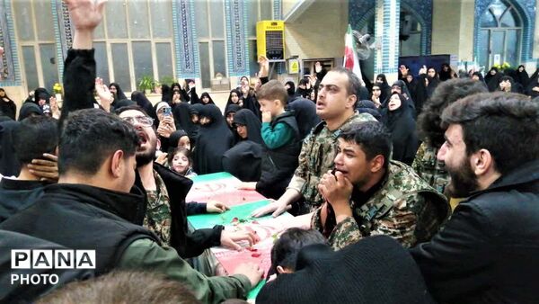 وداع اهالی منطقه بنیاد قم با پیکر مطهر دانش‌آموز شهید «حسینی مقدم»