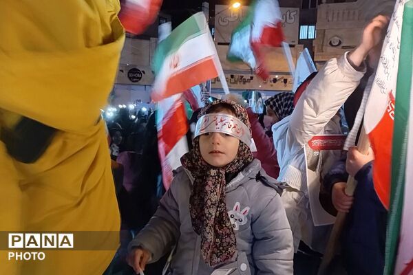 تجمع مردم انقلابی فیروزکوه به پاس شهادت رهبر در میدان معلم