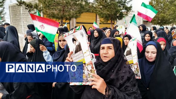 برپایی میز خدمت و نمایشگاه نقاشی در جشن 22 بهمن مارگون