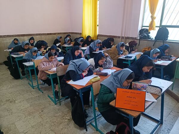 رقابت دانش‌آموزان در آزمون سنجش عملکردی مدرسه دخترانه ایثار
