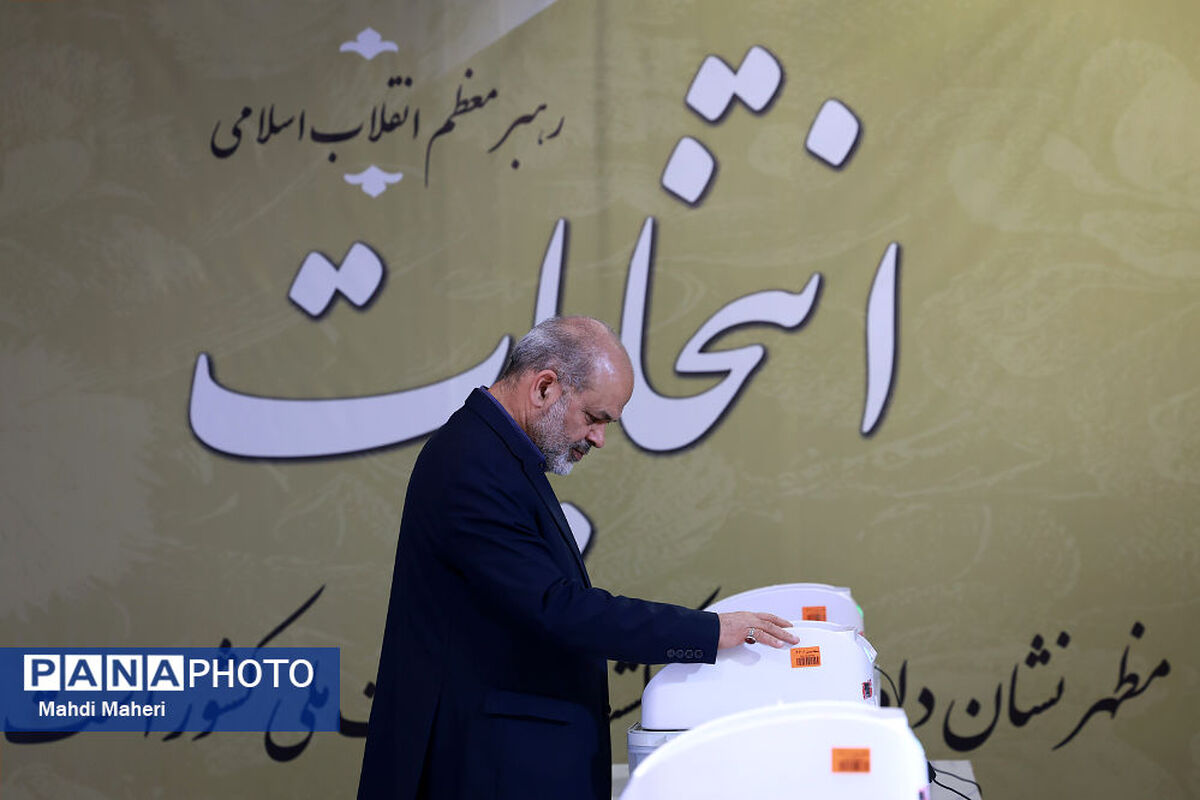 وزیر کشور رأی خود را به صندوق انداخت

