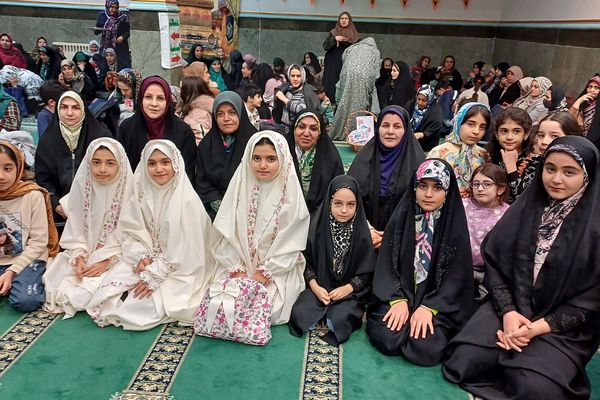 حضور دانش‌آموزان و کارکنان دبستان ستایش و صابران یک در جشن میلاد حضرت عباس (ع)