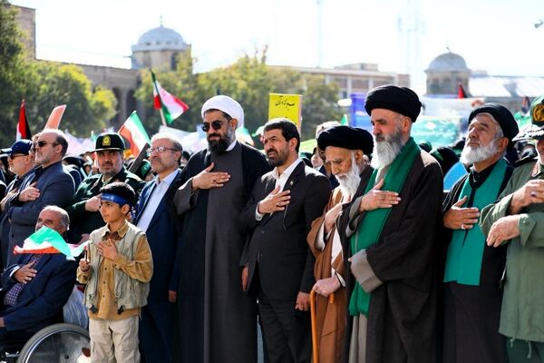 دانش آموزان و مسئولین در کنار یکدیگر، روز دانش‌آموز را رقم زدند
