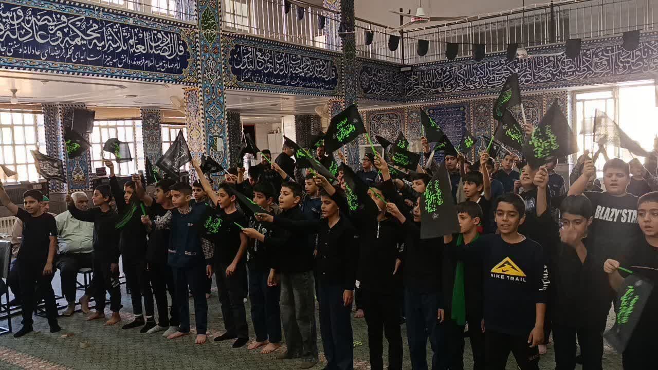 دانش‌آموزان دبستان حضرت قاسم در سوگ حضرت زهرا در ایام فاطمیه نشستند