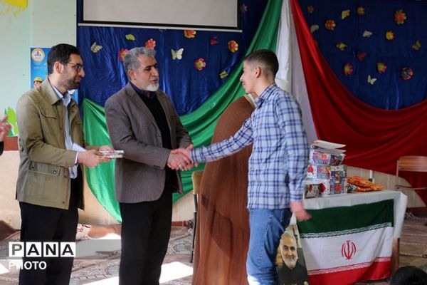 تجلیل از دانش‌آموزان برتر علمی و ورزشی مدرسه ولایت به مناسبت هفته امور‌تربیتی