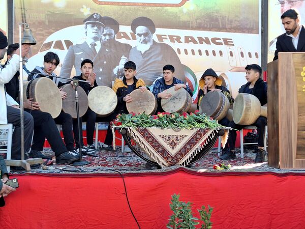 آیین گلباران تمثال امام خمینی(ره) در آغاز دهه فجر