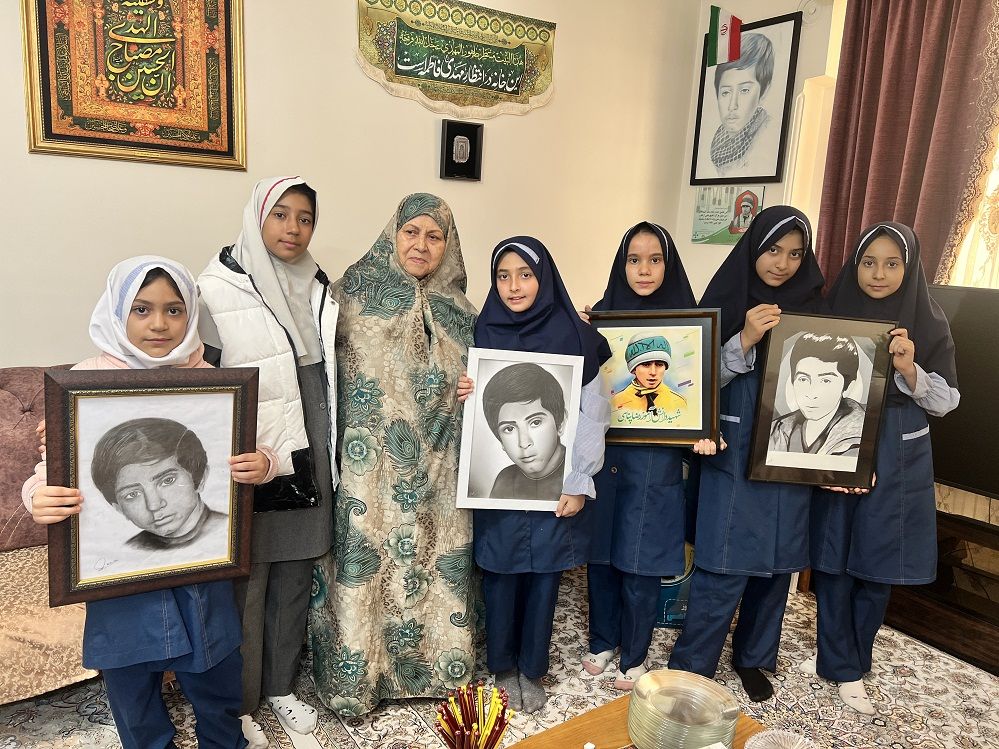دیدار دانش‌آموزان دبستان المهدی ناحیه 2 کرج با خانواده دانش‌آموز شهید رضا پناهی