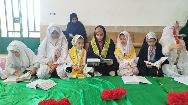 اعتکاف دانش‌آموزی در مسجد امام حسین(ع) روستای تپه‌گجی منطقه بیرانوند 