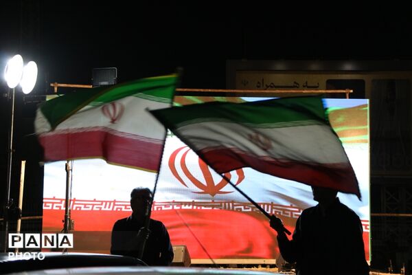 اهتزاز پرچم سه‌رنگ جمهوری اسلامی ایران در میدان امام حسین یزد 