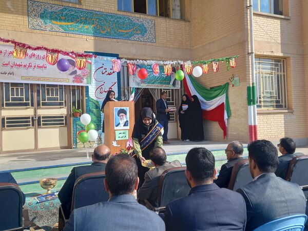 دانش‌آموزان هلیلانی به استقبال دهه مبارک فجر رفتند