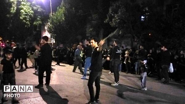 اجرای گروه دمام زنی در حسینیه امام خمینی در شب عاشورا 