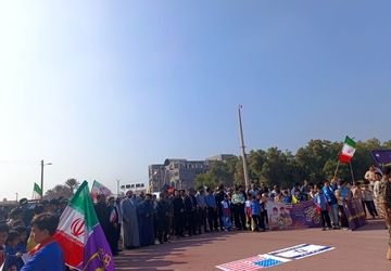 دانش‌آموزان بوموسی در راهپیمایی ۱۳ آبان، پیمان‌شکنان استکبار را محکوم کردند