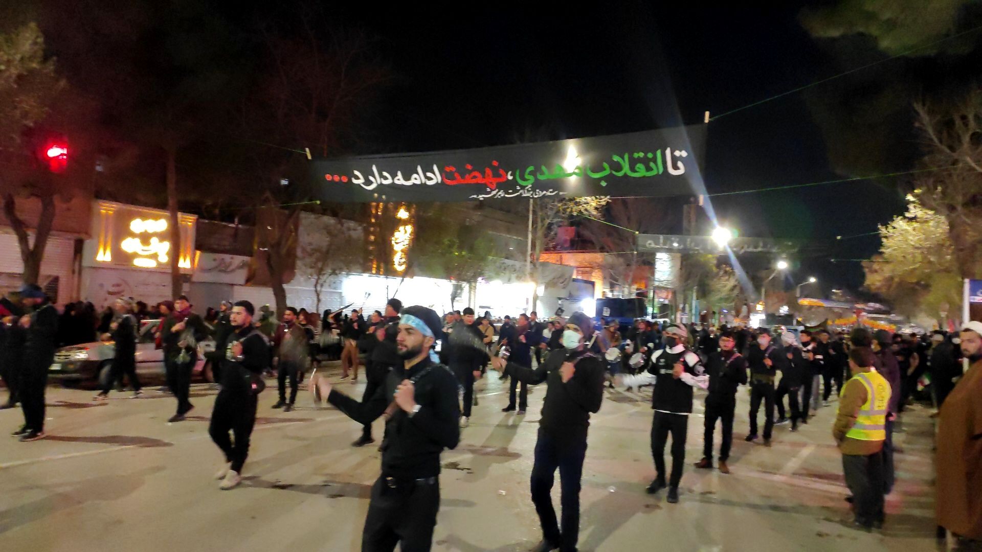 عزاداران علوی در کف خیابان های نیشابوری زنجیر زنی کردند