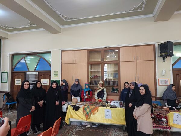 جشنواره غذا به‌مناسبت دهه فجر در دبیرستان معراج 
