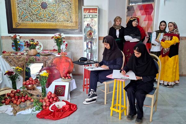 بازدید معاون پرورشی و فرهنگی اداره‌کل شهرستانهای استان تهران از جشنواره انار در هنرستان ام‌البنین ورامین