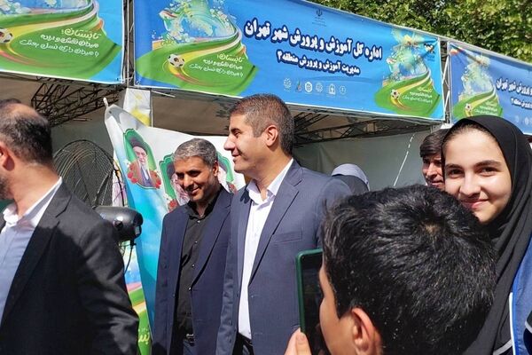 تقدیر از دانش‌آموزان برگزیده پویش‌های کانون نیایش منطقه ۶ در آیین افتتاحیه پایگاه‌های تابستانی