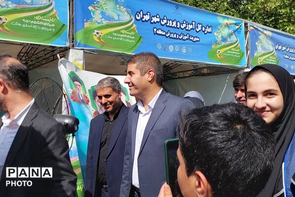 تقدیر از دانش‌آموزان برگزیده پویش‌های کانون نیایش منطقه ۶ در آیین افتتاحیه پایگاه‌های تابستانی