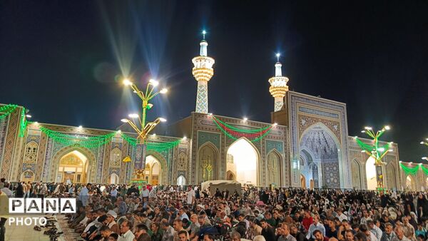 حرم مطهر رضوی در شب میلاد پیامبر رحمت (ص) غرق در نور و شادی شد