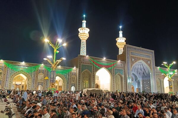 حرم مطهر رضوی در شب میلاد پیامبر رحمت (ص) غرق در نور و شادی شد