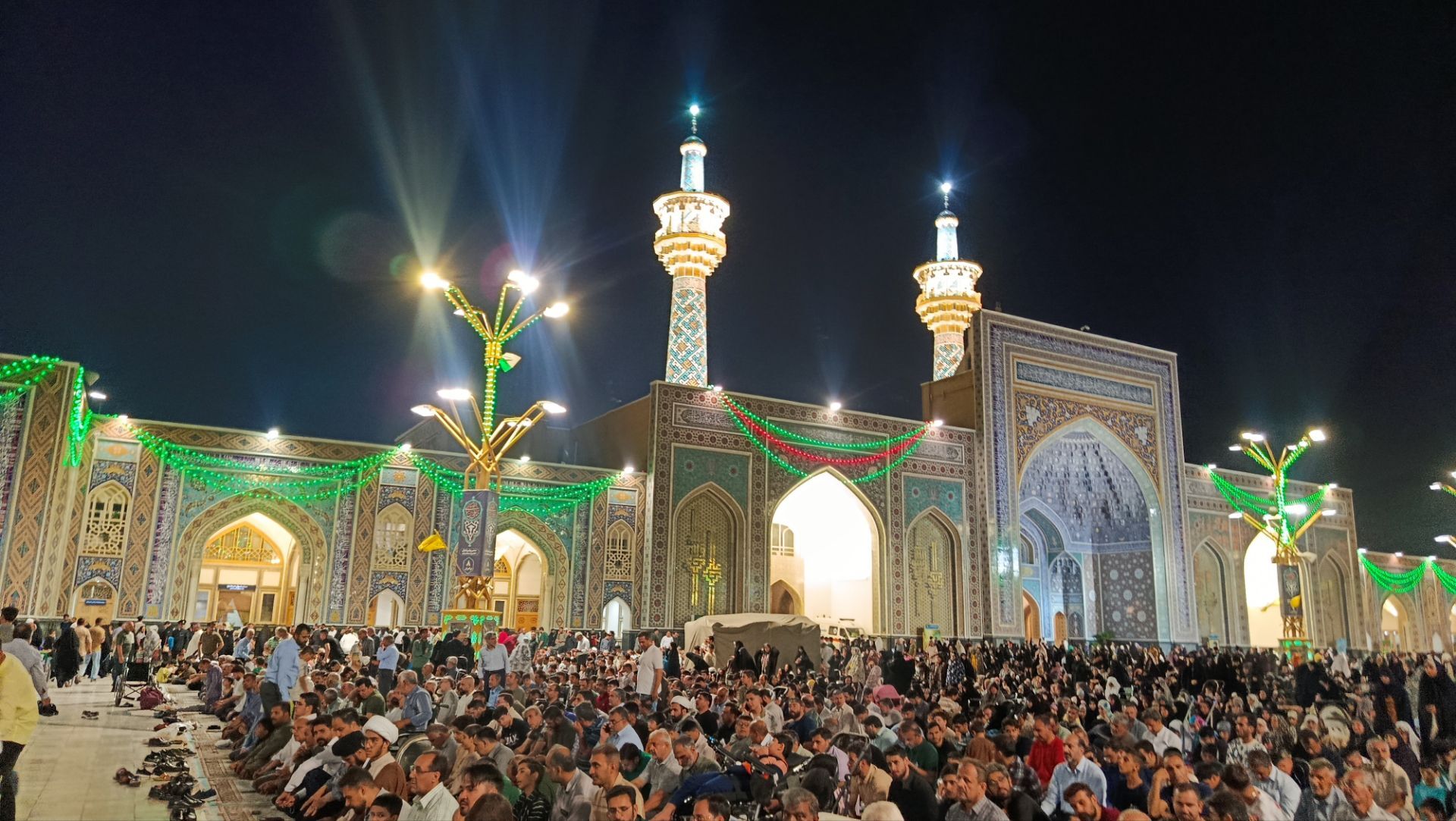حرم مطهر رضوی در شب میلاد پیامبر رحمت (ص) غرق در نور و شادی شد