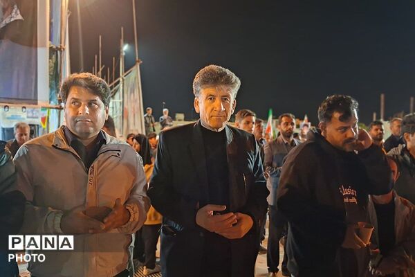 صحنه دیگری از عشق و ارادت ملت به رهبر در سومین شب سال جدید در شهرستان باشت