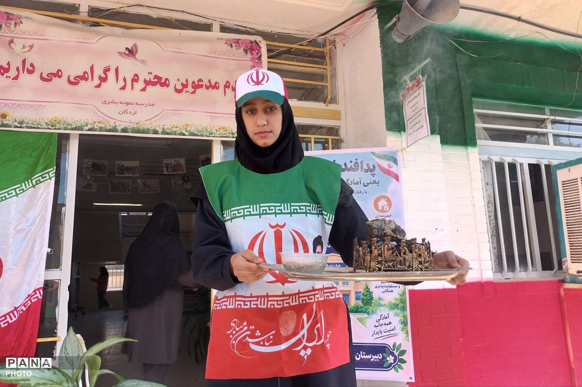 نواخته شدن زنگ هفته پدافند غیرعامل در مدرسه بشری لردگان
