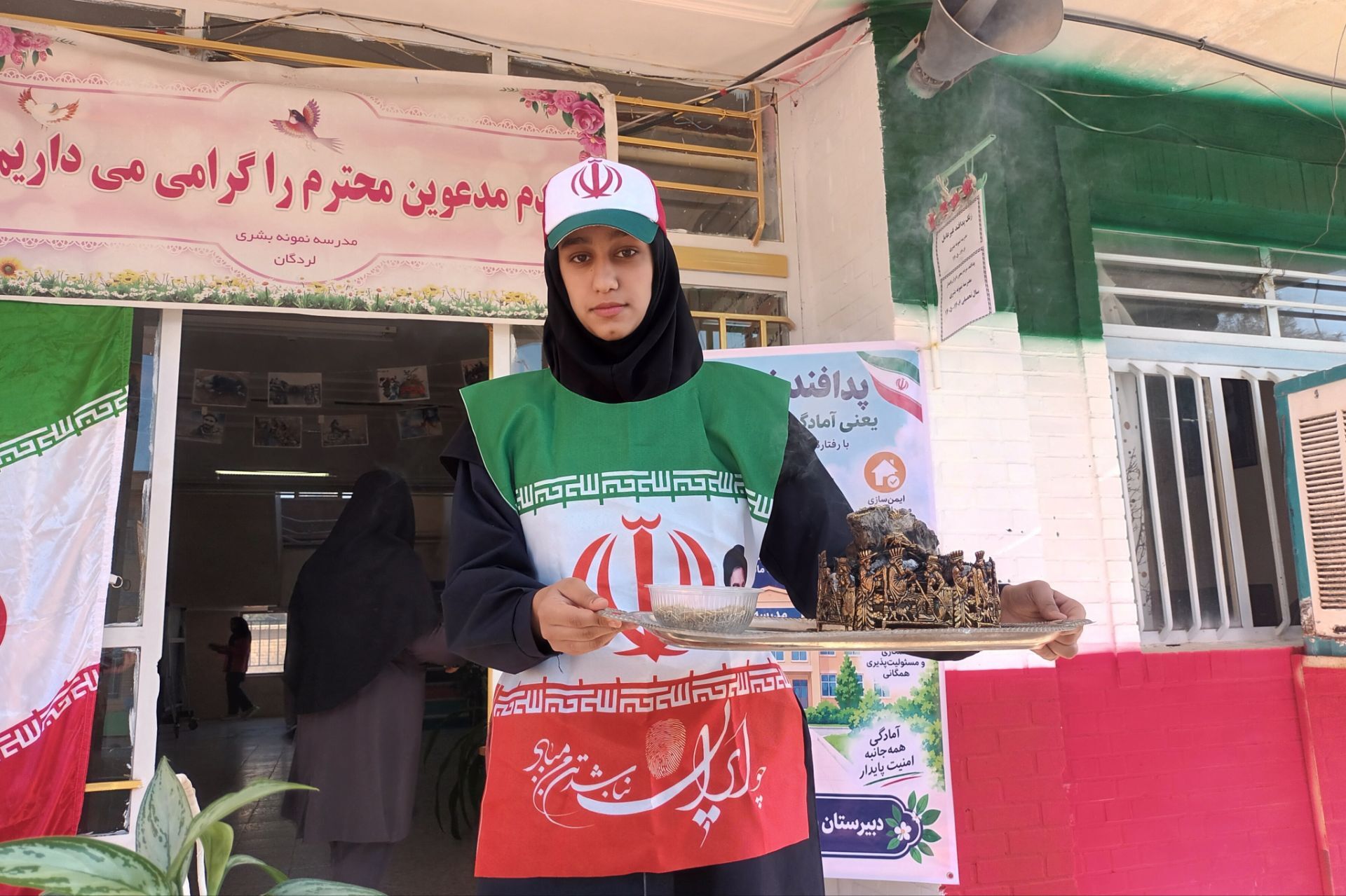 نواخته شدن زنگ هفته پدافند غیرعامل در مدرسه بشری لردگان